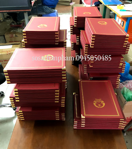 Menu bìa da đỏ ép chìm nhũ vàng